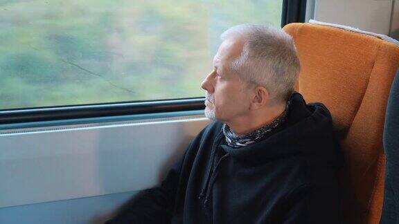 一位白发苍苍的老人乘坐高速列车向窗外望去
