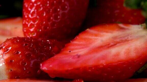 一滴水滴在半熟的草莓上