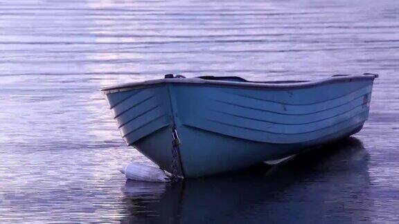 旧小船在平静的水面上漂浮