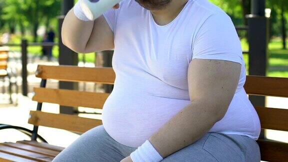 肥胖男子运动后呼吸急促喝水恢复平衡