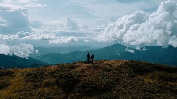男人和女人站在一座山上