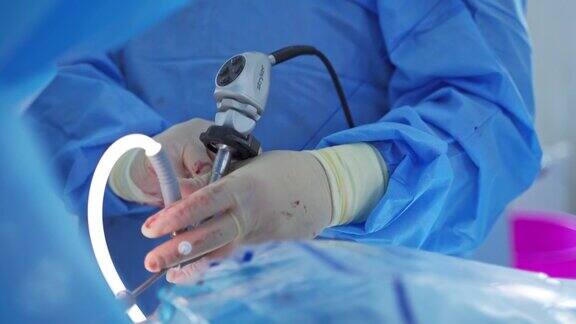 在医院进行腹腔镜手术腹腔镜腹部手术中外科医生的手