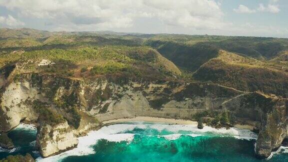 海浪冲击着印度尼西亚巴厘岛努沙佩尼达岛的钻石海滩4k鸟瞰图