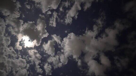 垂直夜晚的时间与月亮和云移动