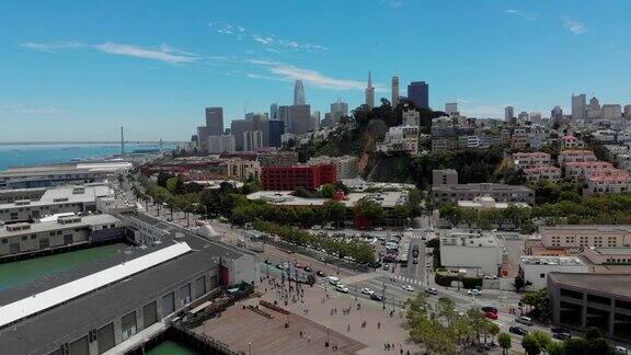 无人机在加州旧金山24号码头上空降落