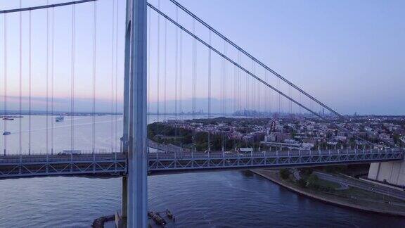 纽约哈德逊河上的维拉萨诺海峡大桥鸟瞰图斯塔顿岛和布鲁克林之间的桥