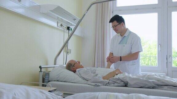 医务人员在病房安慰一位老年病人