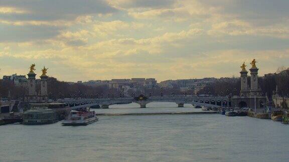 塞纳河上美丽的巴黎大桥金色的雕塑和路灯巴黎的亚历山大桥背景是大皇宫法国巴黎