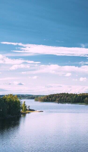 夏日湖泊或河流在美丽的夏日阳光灿烂的日子垂直录像瑞典自然瑞典