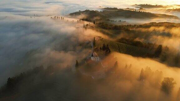 日出时浓雾笼罩的山顶空中教堂