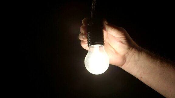 在黑暗的房间里手动安装电灯泡