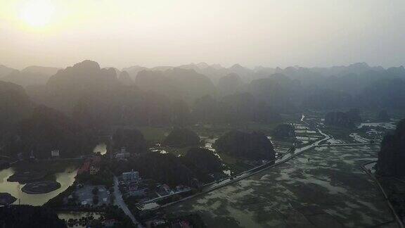 越南乡村景观与山的剪影