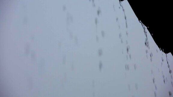 雨季雨滴落在屋顶上