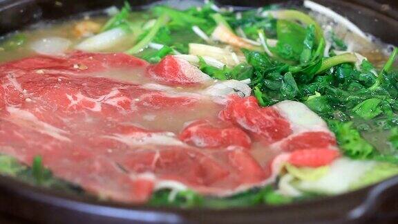 韩式菠菜牛肉汤或者用韩语来说白开水配各种蛤蜊下厨用烟熏的鲜美