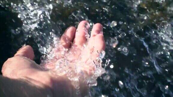 手触摸落水