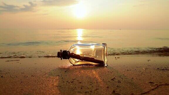 瓶子里的信息在太阳落山的时候