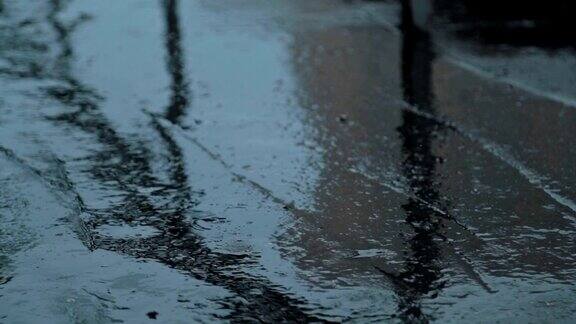 大滴大滴的雨落在地上