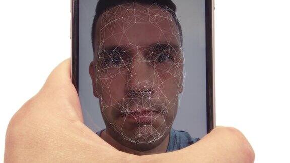 男性正在使用带有面部识别功能的最新智能手机