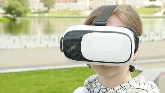 好奇惊奇的女人尝试增强现实眼镜对VR头盔模拟感到兴奋通过手势触摸3d世界探索虚拟生活有乐趣的眼镜