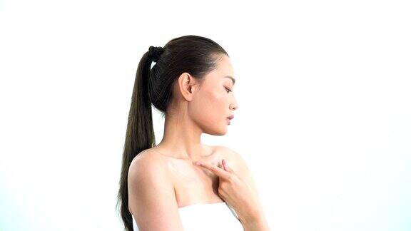 亚洲美丽的女人触摸她的身体在白色的背景人以美容、保健、情感为理念