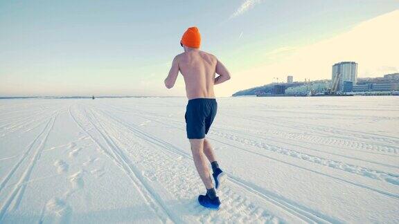 一个穿着跑步服的人在雪地上慢跑