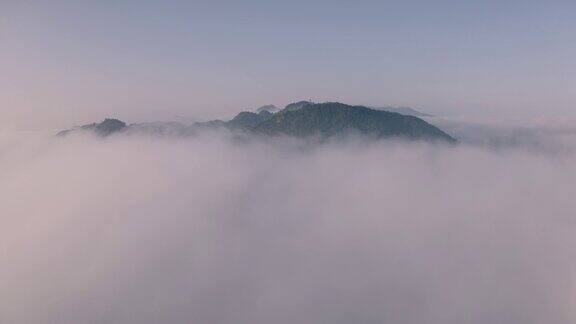无人机在云雾之上飞行到雾顶的海雾和高山美景