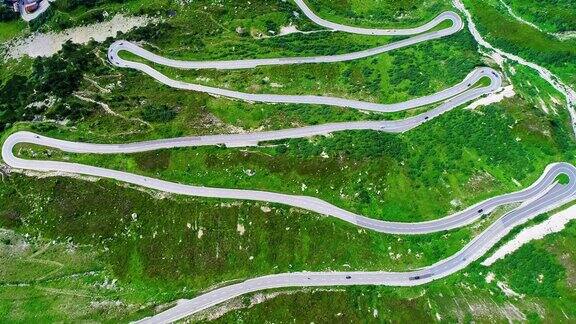 鸟瞰图在一个绿色山谷的中间曲折的道路美丽的风景在中间的任何地方-无人机视图在4K