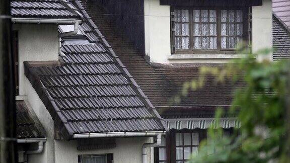 雨落在舒适的小屋在古老的欧洲村庄倾盆大雨天气
