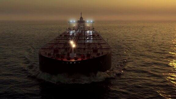 日落时一艘油轮在海上