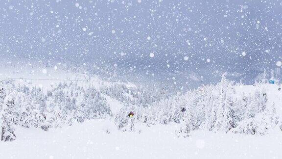 动画景观有冬季景色和滑雪椅升降杉树林中覆盖着积雪圣诞冬季庆祝概念数码生成图像