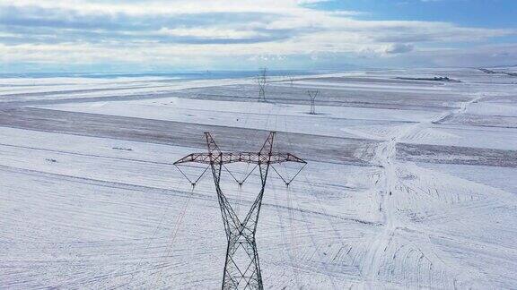 电力线高压塔与蓝天和雪天无人机射击