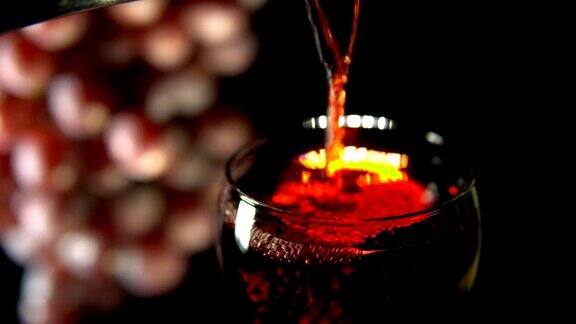 红酒倒进一个深色背景的玻璃杯中