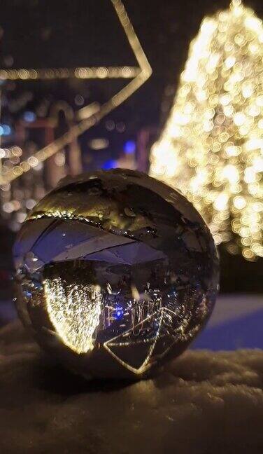雪花在节日里照亮了卢布尔雅那前方的水晶球
