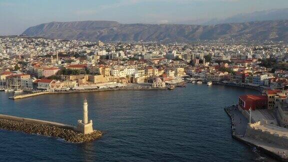 希腊克里特岛在风景如画的旧港口Chania入口处的标志性威尼斯灯塔的无人机视频在有关灯塔查尼亚市的灯塔