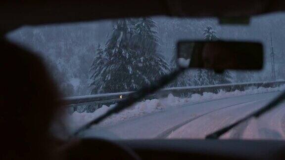 成年女子在暴风雪的乡村路上开车