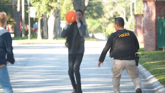 一个警察在和两个年轻人打篮球