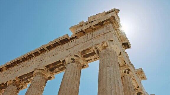 低角度的帕台农神庙和阳光映衬着晴朗的天空希腊雅典卫城