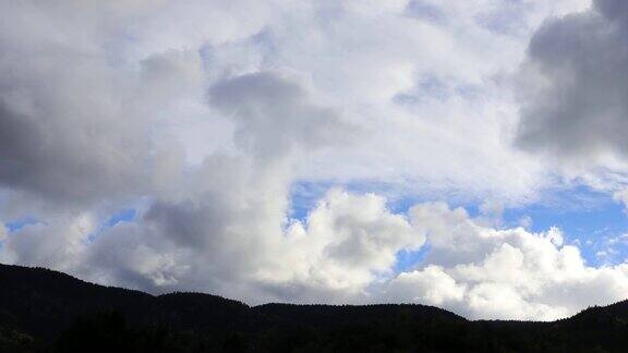 法国比利牛斯山上移动云的时间间隔
