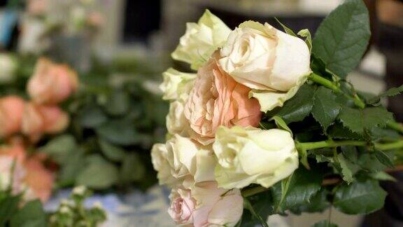 花店老板在花店里做了一束玫瑰