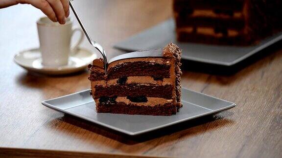 吃一块美味的巧克力蛋糕