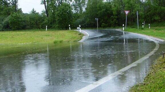 雨水淹没道路