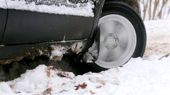 一辆车的转轮陷在雪里了
