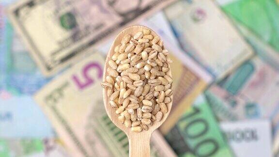 小麦价格背景粮食危机谷物价格上涨食品成本概念农业产业增长木勺与小麦在纸币背景旋转农业、贸易大麦