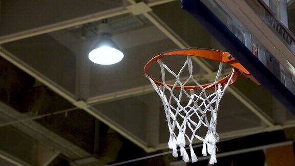 篮球罚球得分篮球近网平面低角度拍摄