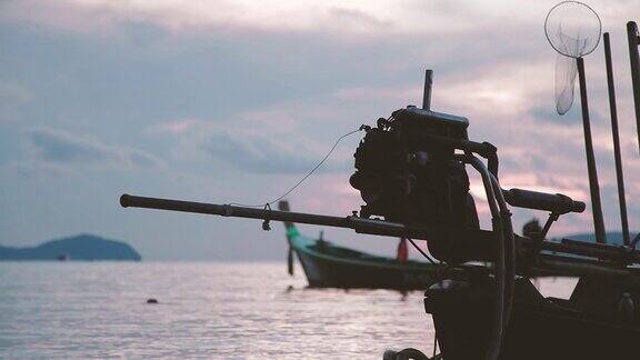 Rawai海滩上的日出海景与渔船引擎的特写镜头