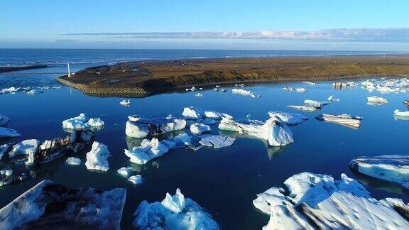 4K空中电影飞越冰川碎片泻湖冰岛Jokulsarlon
