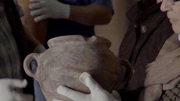 考古学家手中的陶器博物馆展览用具