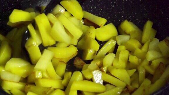 在煎锅里用滚烫的油慢动作煎炸土豆