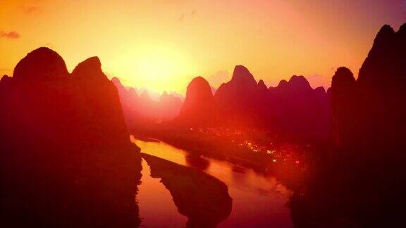 从空中俯瞰中国漓江上令人惊叹的岩层