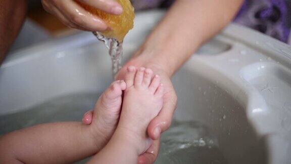 洗澡的宝宝的脚